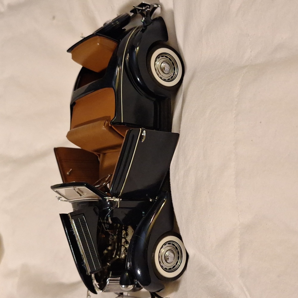 1936 Ford Deluxe Cabriolet 1:24 Die-cast car
